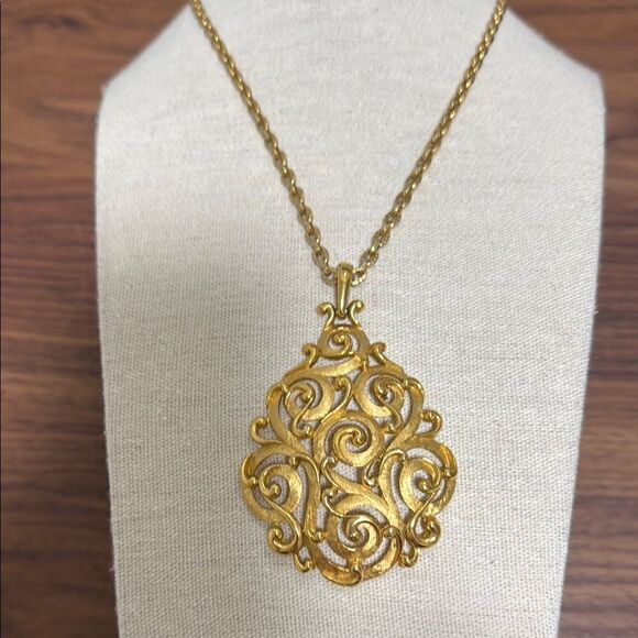 Crown Trifari Necklace with Multi Scroll Textured Gold Tone Pendant. 1960’s. - Picture 1 of 7